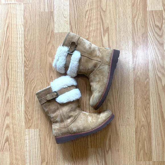 Woman’s Ugg Shearling Boots - Picture 7 of 15